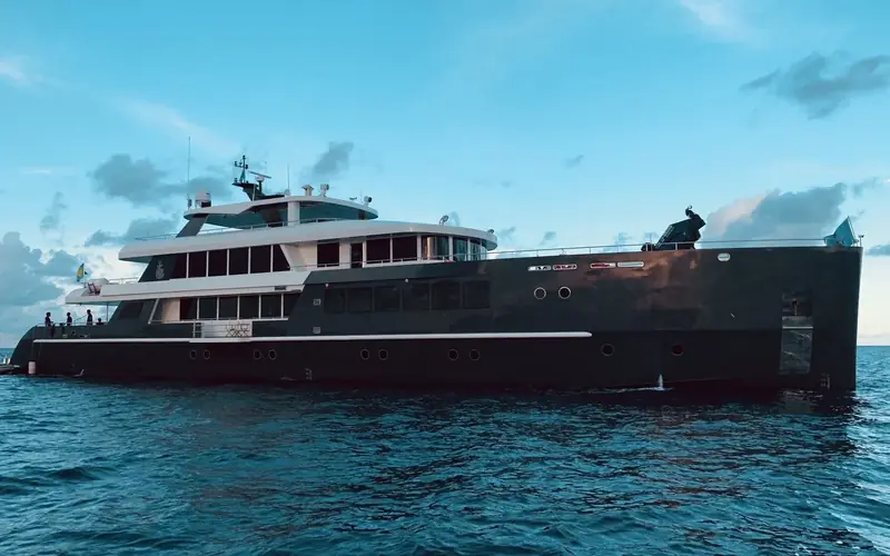 Barco de vida a bordo M/Y Black Pearl